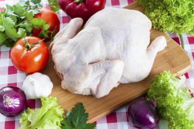 tablo üzerinde çiğ tavuk