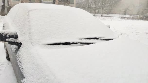 Bilen täckt med snö på parkering — Stockvideo