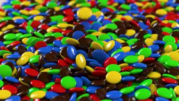 Caramelos redondos multicolores caen sobre la pila — Vídeo de stock