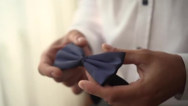 손에 활 넥타이를 매는 사람 — 비디오