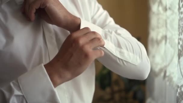 Businessman buttons up his shirt sleeve — Stock Video