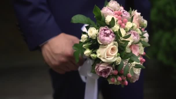 Buquê de casamento na mão dos noivos — Vídeo de Stock