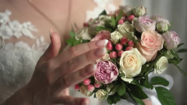 La sposa tiene un bouquet da sposa nelle sue mani — Video Stock