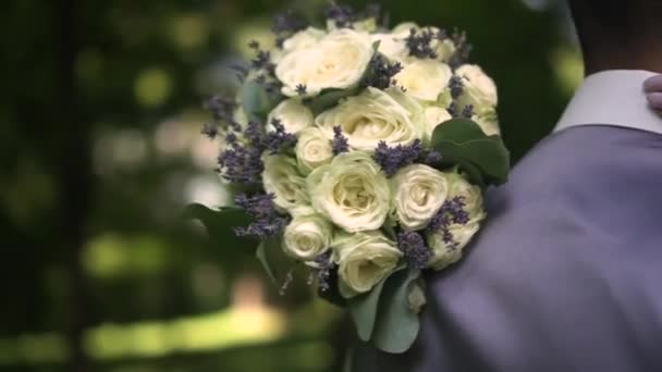La sposa mette un bouquet sulla spalla sposi — Video Stock