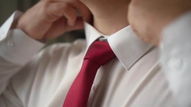 Man adjusts collar and tie — Stockvideo