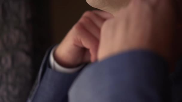 一个男人系上领带,调整衣领 — 图库视频影像