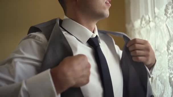 Un hombre lleva chaqueta y corbata — Vídeo de stock