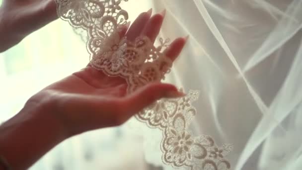 Η νύφη χαϊδεύει ένα λευκό πέπλο με το χέρι της — Αρχείο Βίντεο