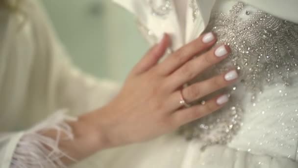 The bride strokes the wedding dress with her hand — Stock Video