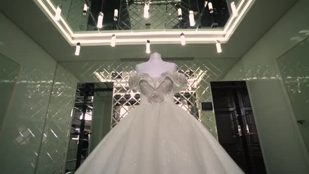 Błyszcząca suknia ślubna na manekin — Wideo stockowe