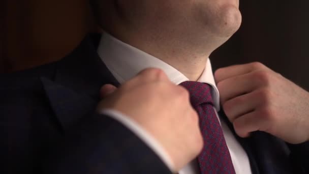 En man bär kostym och slips — Stockvideo