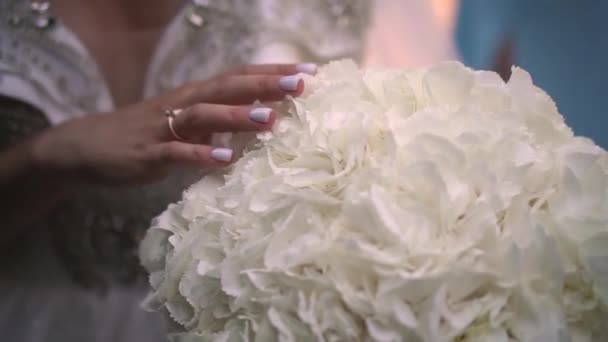 Μπουκέτο γάμου με λευκά λουλούδια — Αρχείο Βίντεο