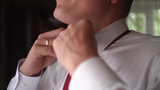 A man wears a shirt and tie — Stockvideo