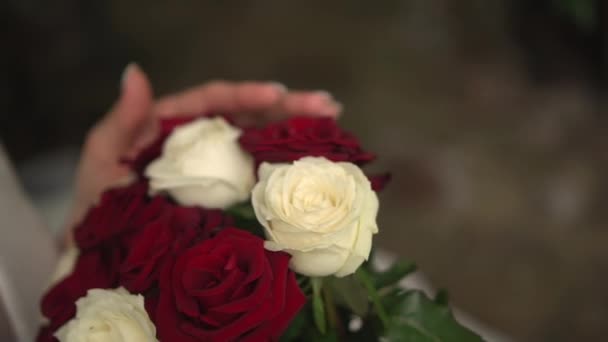 Piękne wesele bukiet czerwonych róż — Wideo stockowe