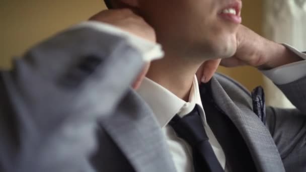 A man wears a suit and tie — Stockvideo