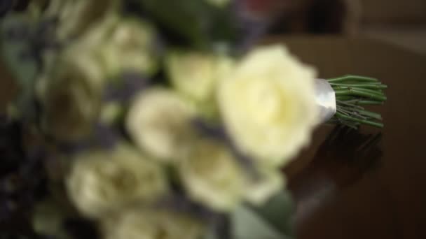 Beautiful bouquet of the bride on the table — Vídeo de stock