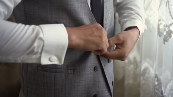 Man buttons up the suit — Wideo stockowe