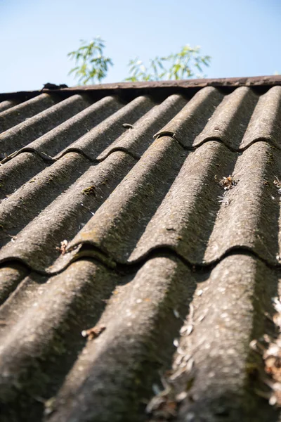 Leien dak op het huis — Stockfoto