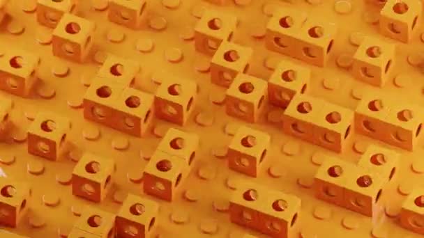 Orangefarbene Würfel mit Löchern rotieren und bewegen sich. Animation in Endlosschleife. — Stockvideo