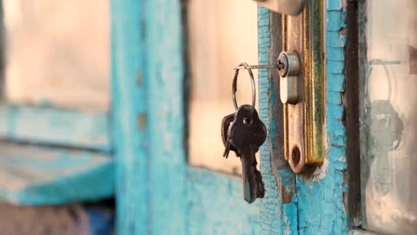 Retro dveře a staré klíče na ulici — Stock video