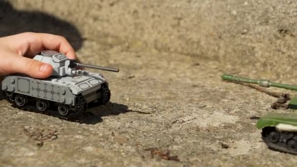 Bebek küçük oyuncak tanklarıyla oynuyor — Stok video