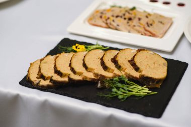 bir tabakta güzel ve lezzetli yemekler