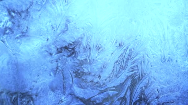 창문에 얼어붙은 무늬가 크리스마스푸른 — 비디오