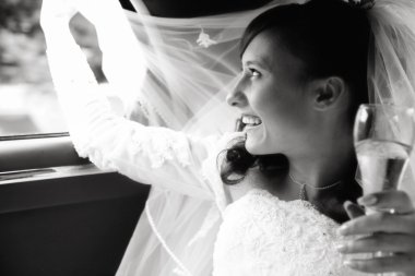 esmer örtülmesi, onun gelin tarafından grenli siyah beyaz fotoğraf sallayarak gülüyor