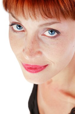 Close-up retrato de mujer atractiva de treinta años con clara maquillaje