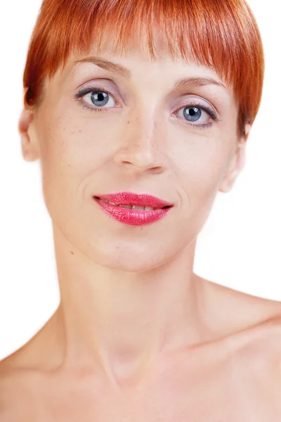 Gyönyörű vörös hajú mosolygó nő, fényes kék szemek — Stock Fotó