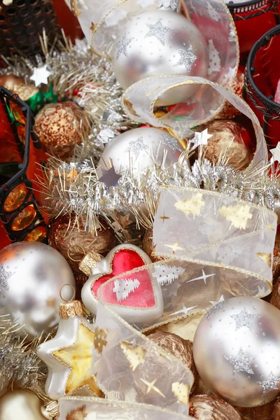 Un montón de coloridas decoraciones navideñas, adornos de árboles y candelabros — Foto de Stock