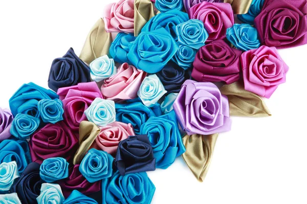 Modré, vínové barvy, růžové a tyrkysově ručně vyráběné hedvábné růže na bílém pozadí — Stock fotografie