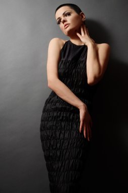Siyah elbiseli kadın.