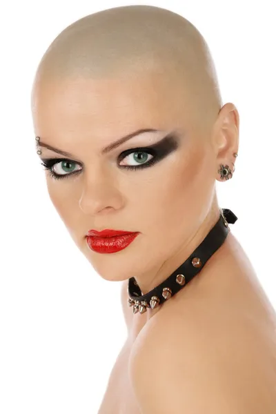 Skinhead Frau mit Kragen — Stockfoto
