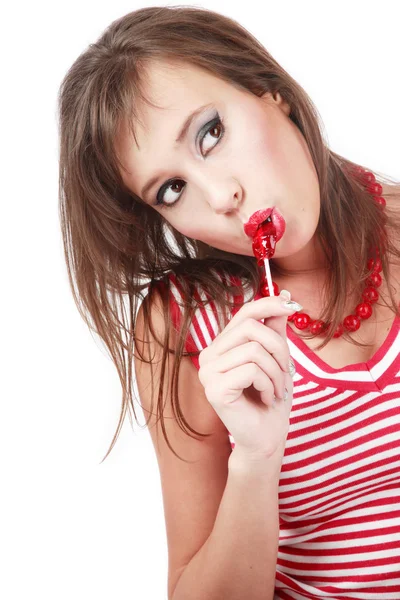 Chica bastante joven con maquillaje de moda chupando piruleta roja — Foto de Stock