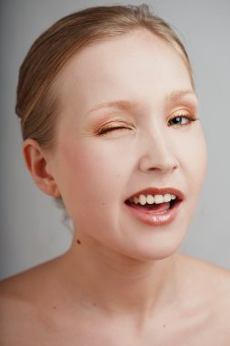 portre sarışın genç kızın göz kırpıyor