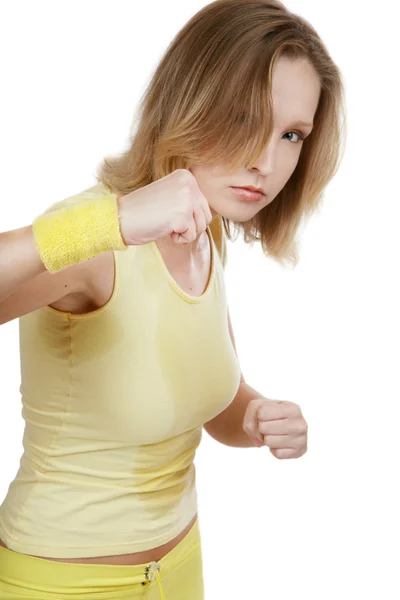 Menina loira agressiva esportiva em roupas de fitness amarelo treinamento tae-bo — Fotografia de Stock