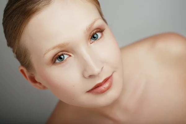 Retrato de hermosa chica rubia de ojos azules con maquillaje claro —  Fotos de Stock