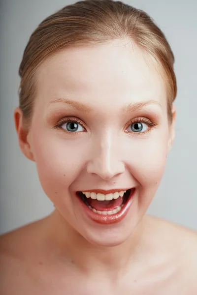 Portrait of pretty young girl with enthusiastic expression — Stock Photo, Image