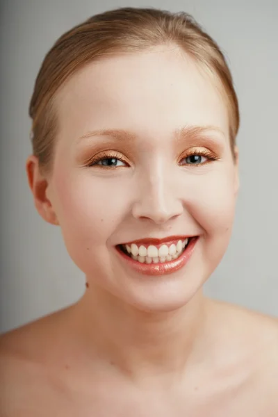 Retrato de chica bonita feliz riendo con maquillaje claro —  Fotos de Stock