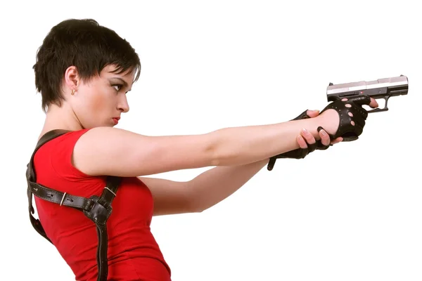 Fiatal barna lány piros póló és oldaltáska a hátán tartja a levegő pisztoly — Stock Fotó
