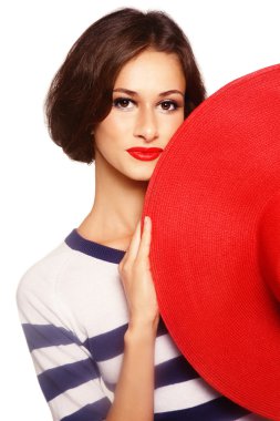 Kırmızı şapkalı kadın