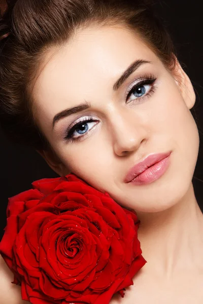 Chica con rosa roja — Foto de Stock