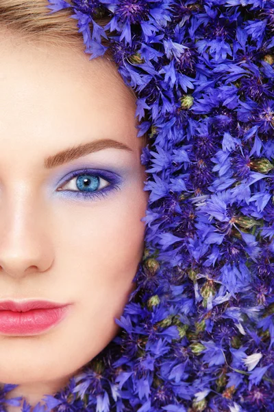 Vrouw in blauwe bloemen — Stockfoto