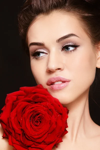 Chica con rosa roja — Foto de Stock