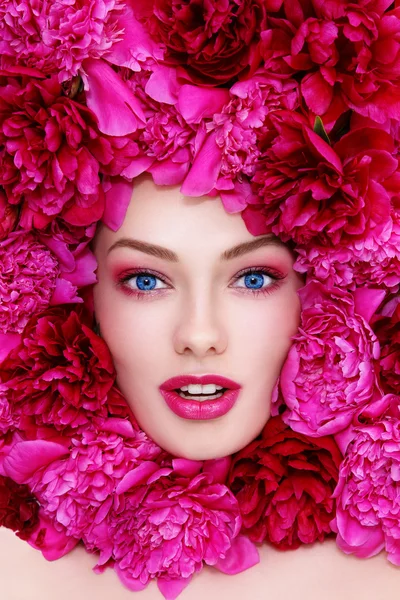 Woman in flowers — Stock Photo, Image