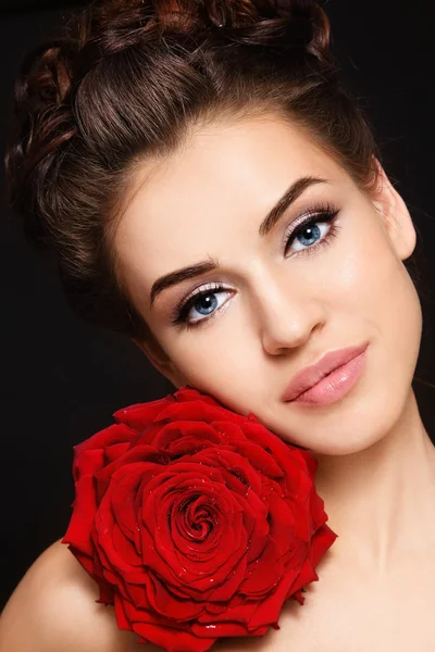 Dívka s červenou růží — Stock fotografie