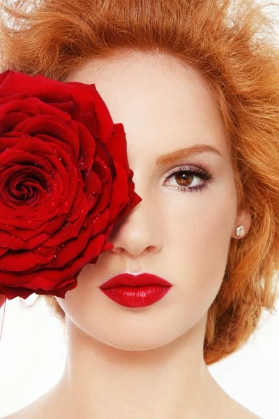 Kvinna med röd ros — Stockfoto