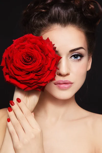 Chica con rosa roja —  Fotos de Stock