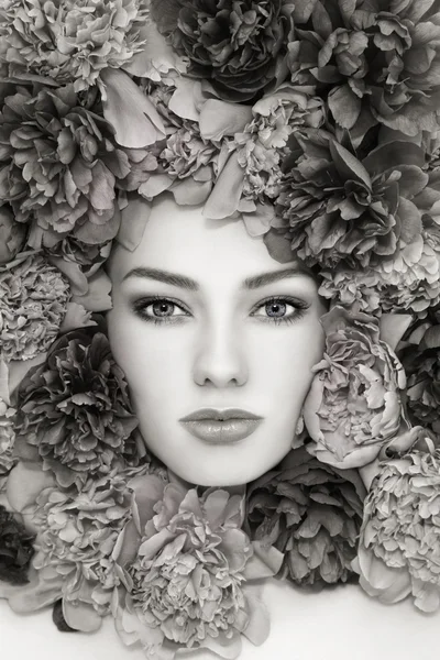 Woman in flowers — Stock Photo, Image